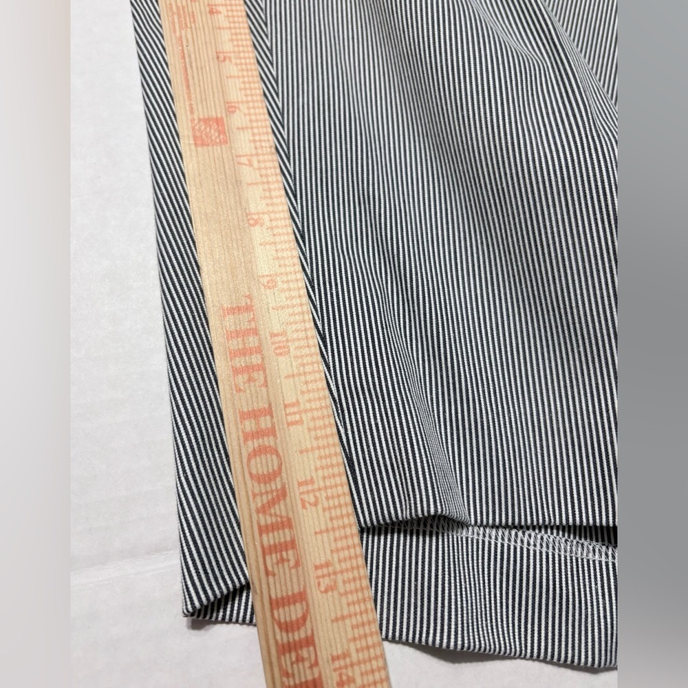 Woman’s Lauren Ralph Lauren Seersucker Blue White Pinstriped Flat Walking Shorts - Picture 8 of 10